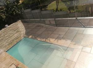 una piscina de agua con una manguera en un patio en Harbour Close Boutique Villa en Ciudad del Cabo