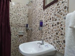 ein Badezimmer mit einem Waschbecken und einer Steinmauer in der Unterkunft Entire 6-Bedroom Villa Free parking with Fast Wifi in Discovery Bay