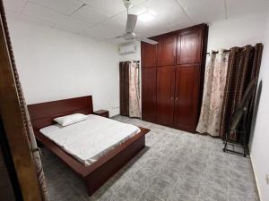 Cama o camas de una habitación en Inviting 3-Bed House in Accra