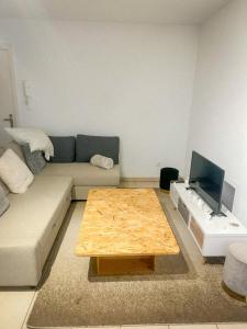 Televízia a/alebo spoločenská miestnosť v ubytovaní Appartement lumineux, de 2 à 4 personnes avec piscine