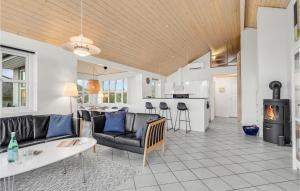 Η κουζίνα ή μικρή κουζίνα στο 4 Bedroom Amazing Home In Humble