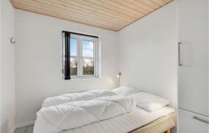 Ένα ή περισσότερα κρεβάτια σε δωμάτιο στο 4 Bedroom Amazing Home In Humble