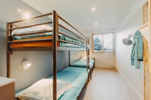 ランスルブール・モン・スニにあるCIS-Ethic Etapes de Val Cenisの二段ベッド2組付きの二段ベッド付きの部屋