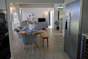 Una cocina o cocineta en Villa Adina - A luxury villa with pool, perfect for a quiet hideaway or an exotic escape