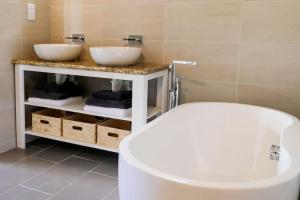 Φωτογραφία από το άλμπουμ του Villa Adina - A luxury villa with pool, perfect for a quiet hideaway or an exotic escape σε Westerhall Land Settlement +21 φωτογραφίες