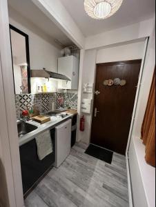 Kuchyňa alebo kuchynka v ubytovaní Apt Bohème, Parking Privé, Centre
