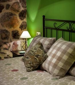 Łóżko lub łóżka w pokoju w obiekcie Casa Rural El Caldero Sierra de Béjar
