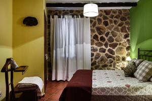 Łóżko lub łóżka w pokoju w obiekcie Casa Rural El Caldero Sierra de Béjar