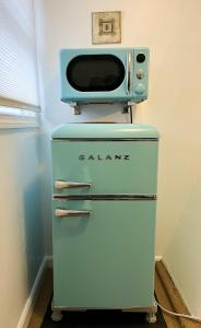 um frigorífico velho com um micro-ondas em cima em Sunny Queen bedroom feel like home!! em Englewood