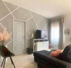 - un salon avec un canapé et un mur affichant un style d'étoile dans l'établissement Butterfly House, à Villaputzu