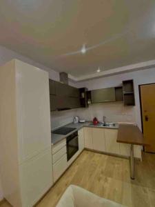 Lovely modern apartment in Durrës - Image 11