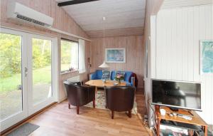 A seating area at Beautiful Home In Sams With Kitchen