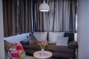 uma sala de estar com um sofá e uma mesa em Apartments Una em Poljica