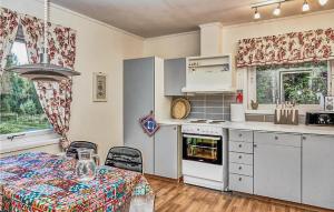 uma cozinha com uma mesa e uma sala de jantar em Amazing Home In Henn With Kitchen em Henån