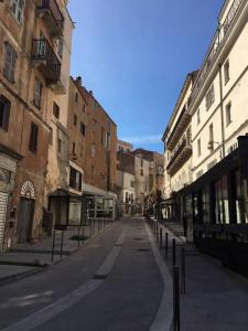 una calle vacía en una ciudad con edificios en Duplex sur un fameux Grain de sable, en Bonifacio