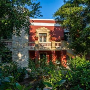 - un bâtiment avec un balcon sur le côté dans l'établissement Archontiko Angelou, à Alinda