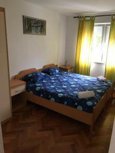 Schlafzimmer mit einem Bett mit blauer Decke in der Unterkunft Maestral in Rovinj