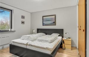 Ліжко або ліжка в номері Stunning Home In Otterup With Kitchen