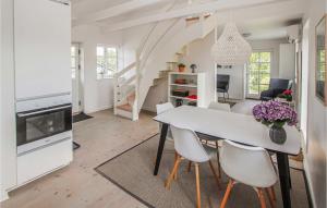 cocina y comedor con mesa blanca y sillas en Cozy Apartment In Sams With Kitchen, en Ballen