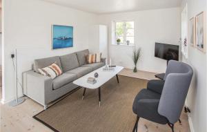 sala de estar con sofá, mesa y 2 sillas en Cozy Apartment In Sams With Kitchen, en Ballen