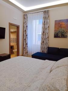 1 dormitorio con cama y ventana en Casa Brenta en Cosenza