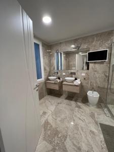 - une grande salle de bains avec 2 lavabos et 2 toilettes dans l'établissement Luxury 1 al Duomo di Parma, à Parme