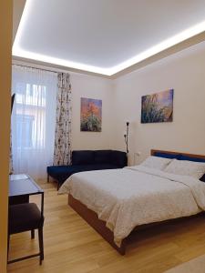 1 dormitorio con 1 cama grande y 1 sofá en Casa Brenta en Cosenza