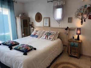Łóżko lub łóżka w pokoju w obiekcie Jolie villa Lalou Côte d'Azur trois chambres