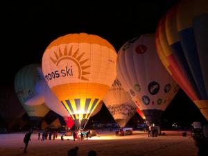 een groep heteluchtballonnen op een strand 's nachts bij Appartment Rettenwender in Filzmoos