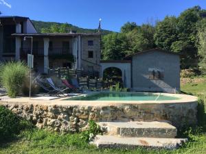 Bazén v ubytování Agriturismo Fattoria Togonegro nebo v jeho okolí