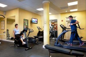 格雷斯灣的住宿－格雷斯灣金沙酒店，健身房里男女跑步机