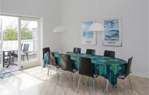Amazing Apartment In Sams With Wifi في Ballen: غرفة طعام مع طاولة خضراء وكراسي