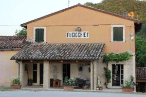 un edificio con un cartello che legge cucina filippina di Verde e tranquillità a Fucicchie a Cagli