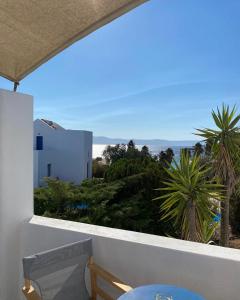 balcón con vistas al océano en Iliopetra Studios, en Chrissi Akti