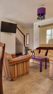 普爾馬馬卡的住宿－Imagine duplex，客厅配有沙发和桌子