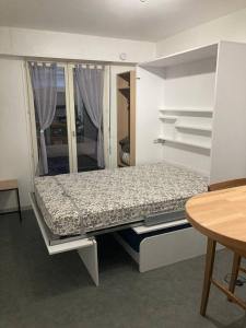 1 dormitorio con 1 cama en una habitación en Chez Fany et Ben, en Cabourg