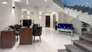 Sjónvarps- og/eða afþreyingartæki á Sofia Pyramids Hotel