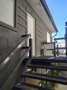 - un balcon avec des escaliers à côté d'un bâtiment avec une fenêtre dans l'établissement Departamento Céntrico y Moderno, à Posadas