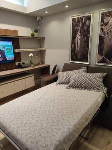 - une chambre avec un lit et une télévision dans l'établissement Departamento Céntrico y Moderno, à Posadas