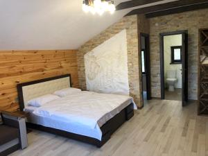 1 dormitorio con 1 cama grande y baño en Panorama, en Slavske