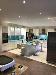 The West Highland Way Hotel Accommodation的厨房或小厨房