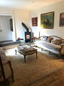 The West Highland Way Hotel Accommodation的休息区