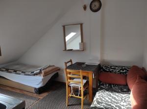 a room with a bed and a desk and a mirror at Apartmani Konta in Livno
