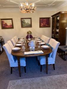 The West Highland Way Hotel Accommodation的休息区