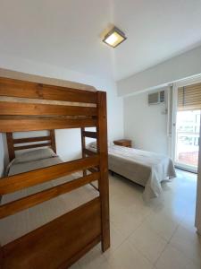1 dormitorio con 2 literas y ventana en Bitcoins House Costanera en Corrientes