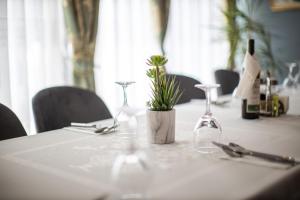 Restaurace v ubytování Dodona ApartHotel in Prishtina