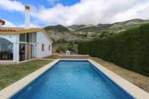 Baseinas apgyvendinimo įstaigoje Beautiful villa with pool near Casarabonela arba netoliese