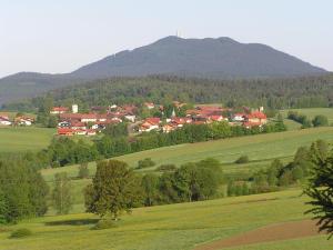 Nespecifikovaný výhled na hory nebo výhled na hory při pohledu z penzionu – hostince