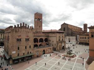ボローニャにあるCasa DAURA - Your comfortable apartment in Bologna - Parkingの広場時計塔のある大きな建物