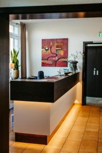 a lobby with a reception desk in a building at Hotel Bolte in Salzbergen